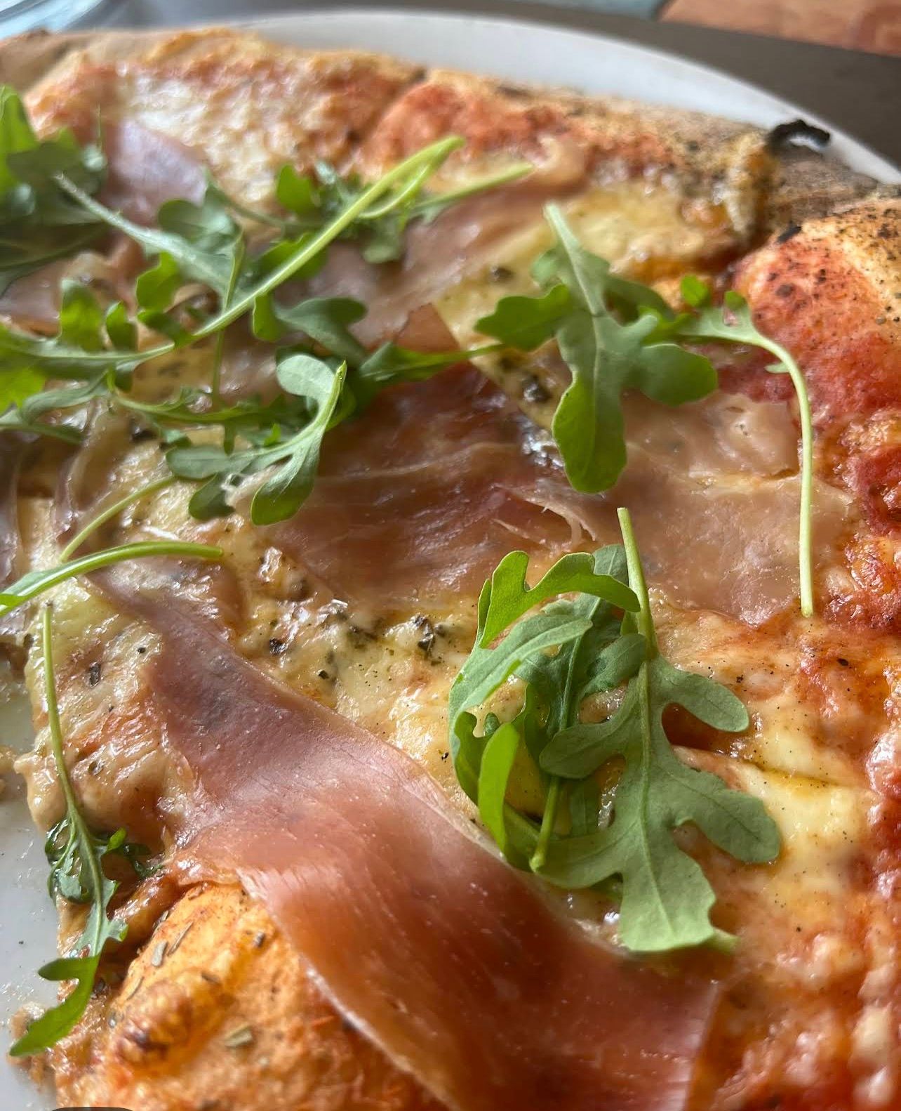 Krupni kadar pizze s pršutom, rikulom i otopljenim sirom
